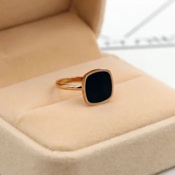 2022 Noua Moda Mic Negru De Brand Titan Inel De Oțel Pătrat Geometrice Incrustate Cu Coajă Negru Inel De Personalitate Tendință Singur Produs